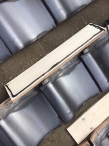 瓦　太陽光支持金具施工