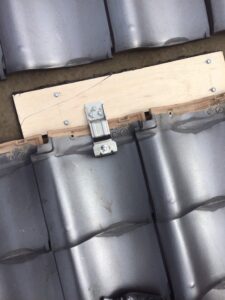 瓦　太陽光支持金具施工