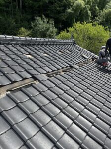 瓦　太陽光支持金具施工